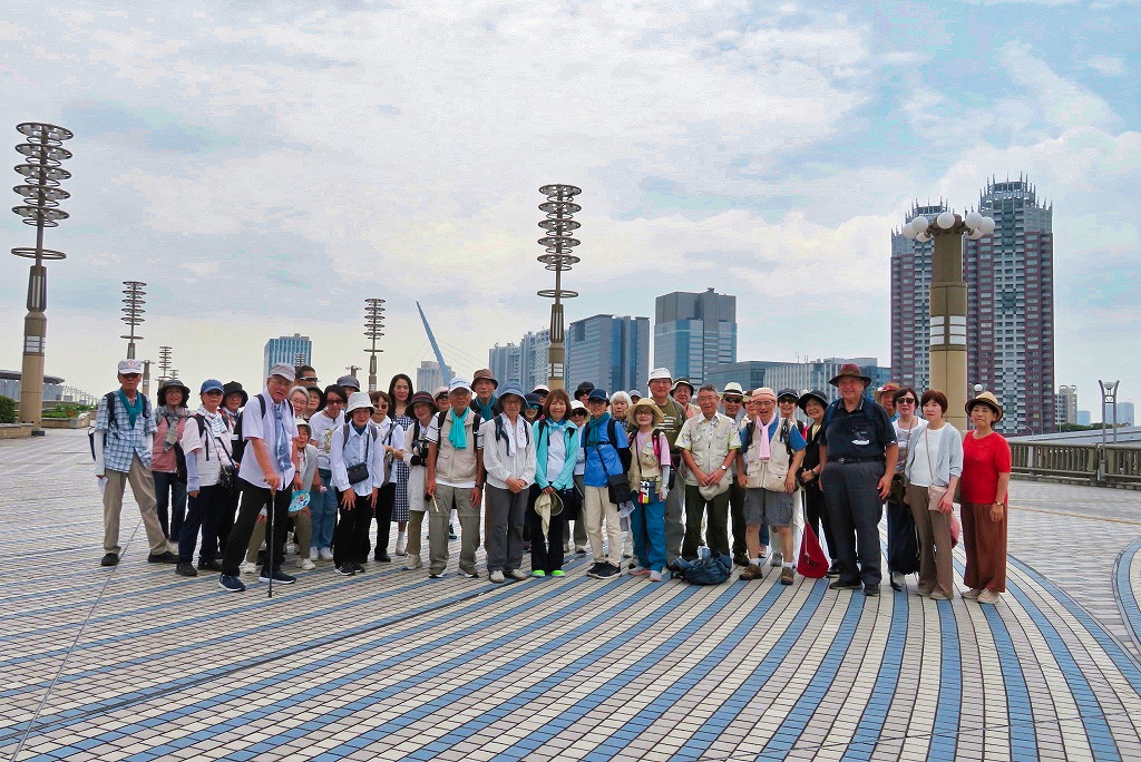 2025年7月5日 第195回定例ウォーク 最大幅員60m橋長360m日本一の歩行者専用橋「ドリームプリツジ」中央にて記念撮影