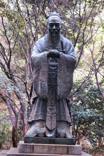 2025年10月25日 第197回定例ウォーク 雨の御茶ノ水から浅草（五代将軍 徳川綱吉 創建の湯島聖堂 世界最大の孔子像）